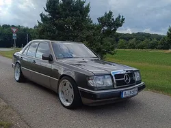 Grau Gebraucht 1990 Mercedes E300 Limousine | 13.000 €