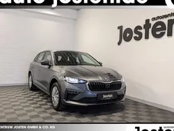 Graphitegrau metallic Gebraucht 2024 Skoda Scala Essence Kleinwagen | 21.490 € (Fairer Preis)