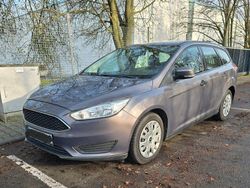 Grau Gebraucht 2015 Ford Focus Trend Limousine | 5.990 € (Guter Preis)