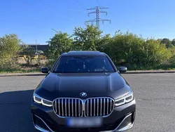 Grau Gebraucht 2020 BMW 750 Shadowline Limousine | 43.000 €