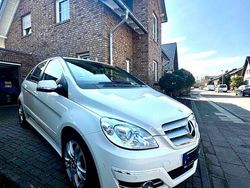 Weiß Gebraucht 2011 Mercedes B180 Van / Kleinbus | 7.600 € (Fairer Preis)