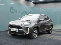 Grau Gebraucht 2024 Toyota Yaris Cross Team SUV | 27.639 € (Fairer Preis)