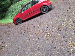 Rot Gebraucht 2004 VW Golf V Kleinwagen | 3.300 €
