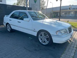 Weiß Gebraucht 1996 Mercedes 220 Elegance Limousine | 2.799 €