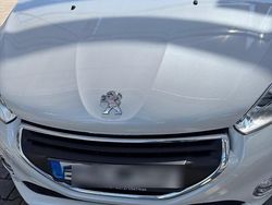 Weiß Gebraucht 2015 Peugeot 208 Kleinwagen | 4.650 €