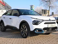 Polar weiß metallic Gebraucht 2023 Citroën e-C4 Feel Limousine | 23.300 € (Fairer Preis)