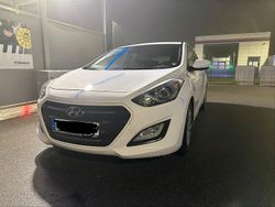 Weiß Gebraucht 2016 Hyundai i30 Limousine | 6.000 €