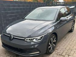 Grau Gebraucht 2023 VW Golf VIII Style Limousine | 19.990 €