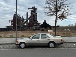 Silber Gebraucht 1990 Mercedes E230 Limousine | 5.900 €