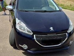 Blau Gebraucht 2014 Peugeot 208 Kleinwagen | 5.800 € (Fairer Preis)