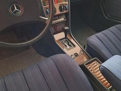 Weiß Gebraucht 1988 Mercedes E230 Limousine | 7.900 €