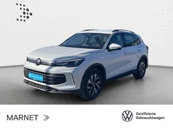 Oryxweiß perlmutteffekt Gebraucht 2024 VW Tiguan Life SUV | 39.690 € (Fairer Preis)