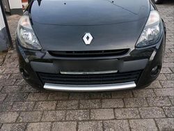 Grau Gebraucht 2011 Renault Clio II Limousine | 2.999 € (Fairer Preis)