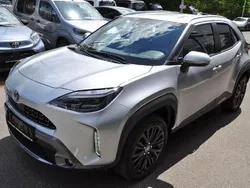 Shimmering silver metallic Gebraucht 2022 Toyota Yaris Hybrid Advance | 27.900 € (Etwas zu teuer)