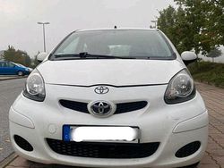 Weiß Gebraucht 2013 Toyota Aygo Kleinwagen | 2.600 € (Fairer Preis)