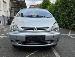 Silber Gebraucht 2003 Citroën Xsara Picasso Exclusive Van / Kleinbus | 3.299 € (Teuer)