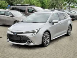 Shimmering silver metallic Neu 2024 Toyota Corolla Team Kombi | 29.990 €