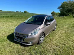 Grau Gebraucht 2012 Peugeot 208 Kleinwagen | 6.700 € (Fairer Preis)
