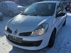 Weiß Gebraucht 2007 Renault Clio II Kleinwagen | 950 € (Guter Preis)