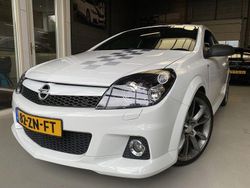 Weiß Gebraucht 2008 Opel Astra GTC Edition Limousine | 13.750 €