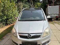 Grau Gebraucht 2007 Opel Zafira Van / Kleinbus | 1.500 €