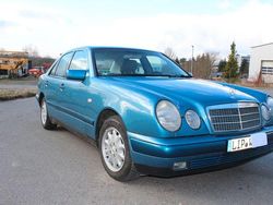 Blau Gebraucht 1999 Mercedes E200 Classic Limousine | 4.990 € (Etwas zu teuer)