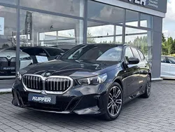 Saphirschwarz Gebraucht 2024 BMW 520 Performance Kombi | 52.700 € (Fairer Preis)