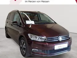 Crimson red metallic Gebraucht 2019 VW Touran Highline Van / Kleinbus | 19.990 € (Guter Preis)