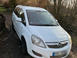 Weiß Gebraucht 2011 Opel Zafira Van / Kleinbus | 1.900 €