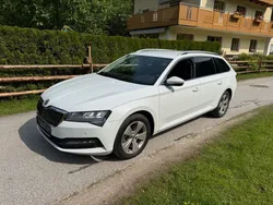 Weiß Gebraucht 2022 Skoda Superb Ambition Kombi | 15.999 € (Superpreis)