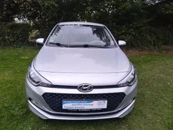 Silber Gebraucht 2015 Hyundai i20 Classic Limousine | 6.980 € (Fairer Preis)