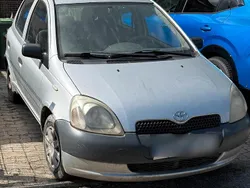 Silber Gebraucht 2000 Toyota Yaris Kleinwagen | 900 €