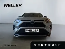 Lichtsilber metallic / tiefschwarz metallic Neu 2025 Toyota RAV4 Hybrid Style SUV | 61.444 € (Teuer)