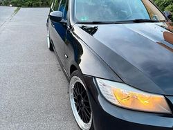 Schwarz Gebraucht 2011 BMW 320 Sport Line Kombi | 6.500 €