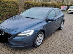 Blau Gebraucht 2016 Volvo V40 Momentum Limousine | 11.800 € (Fairer Preis)