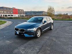 Blau Gebraucht 2021 Volvo V60 Momentum Kombi | 28.300 € (Fairer Preis)