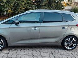 Grau Gebraucht 2014 Kia Carens Vision Van / Kleinbus | 6.400 € (Etwas zu teuer)