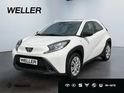 Weiss Gebraucht 2022 Toyota Aygo X-play Kleinwagen | 13.880 € (Fairer Preis)