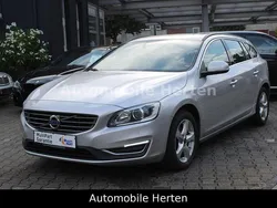 Silber Gebraucht 2015 Volvo V60 Momentum Kombi | 14.790 € (Fairer Preis)