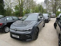 Grau Gebraucht 2025 VW Tiguan R-line SUV | 49.850 €