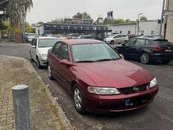 Rot Gebraucht 2000 Opel Vectra Edition Limousine | 1.700 € (Etwas zu teuer)