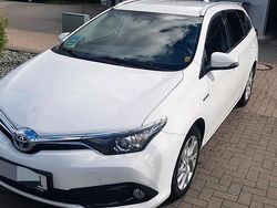 Weiß Gebraucht 2015 Toyota Auris Hybrid Limousine | 11.000 € (Etwas zu teuer)