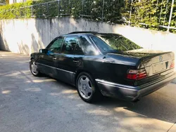 Schwarz Gebraucht 1993 Mercedes E420 Limousine | 26.500 €