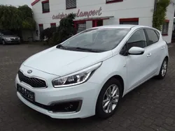 Weiß Gebraucht 2018 Kia Ceed DREAM-TEAM Edition Limousine | 11.400 € (Fairer Preis)