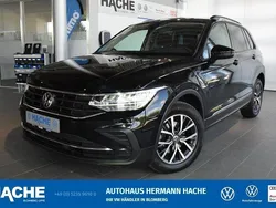 Deep black perleffekt (schwarz) Gebraucht 2022 VW Tiguan Life SUV | 28.980 € (Superpreis)