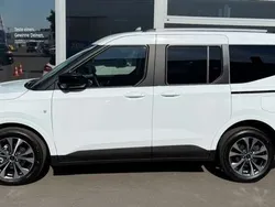 Weiß Neu 2025 Ford Tourneo Courier Titanium Van / Kleinbus | 26.000 € (Superpreis)