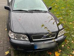 Schwarz Gebraucht 2001 Volvo V40 Kombi | 2.990 € (Teuer)