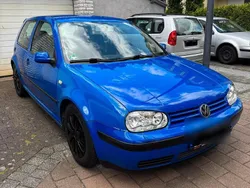 Blau Gebraucht 2001 VW Golf IV Kleinwagen | 2.200 €