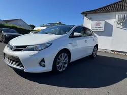 Weiß Gebraucht 2015 Toyota Auris Hybrid Executive Limousine | 13.475 € (Fairer Preis)