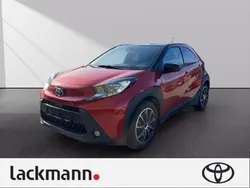 Chili red (3u4)/ black mica (2 Gebraucht 2023 Toyota Aygo Pulse Kleinwagen | 15.990 € (Fairer Preis)
